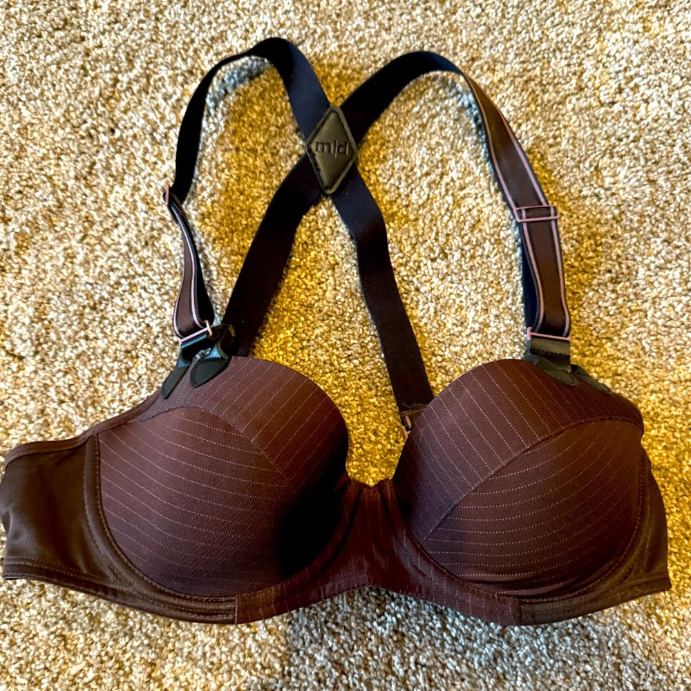 Marlis Dekkar, 34B bra.